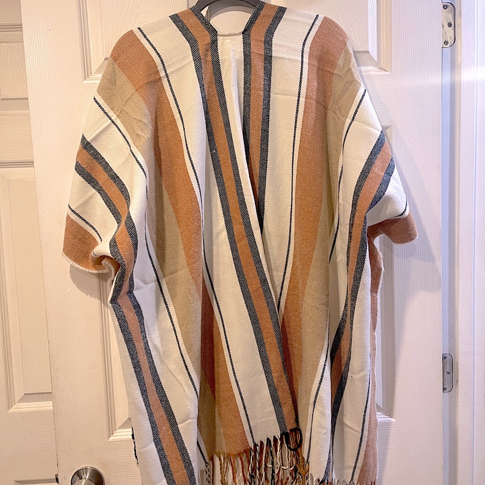Classic fall/winter Ruana. Perfect layer. - Picture 6 of 8